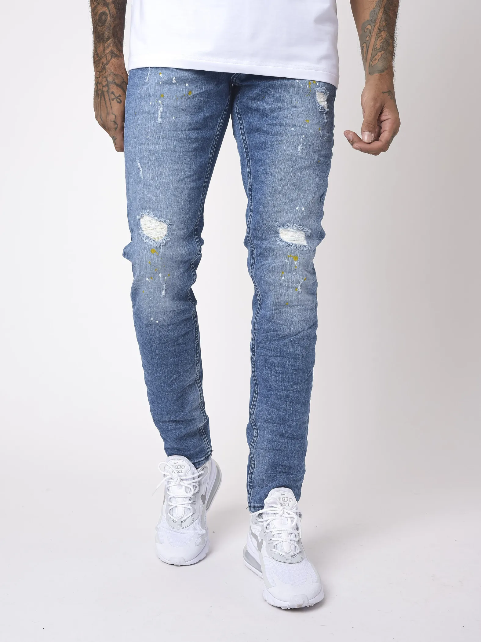 Jeans slim básicos azules desgastados y con efecto moteado