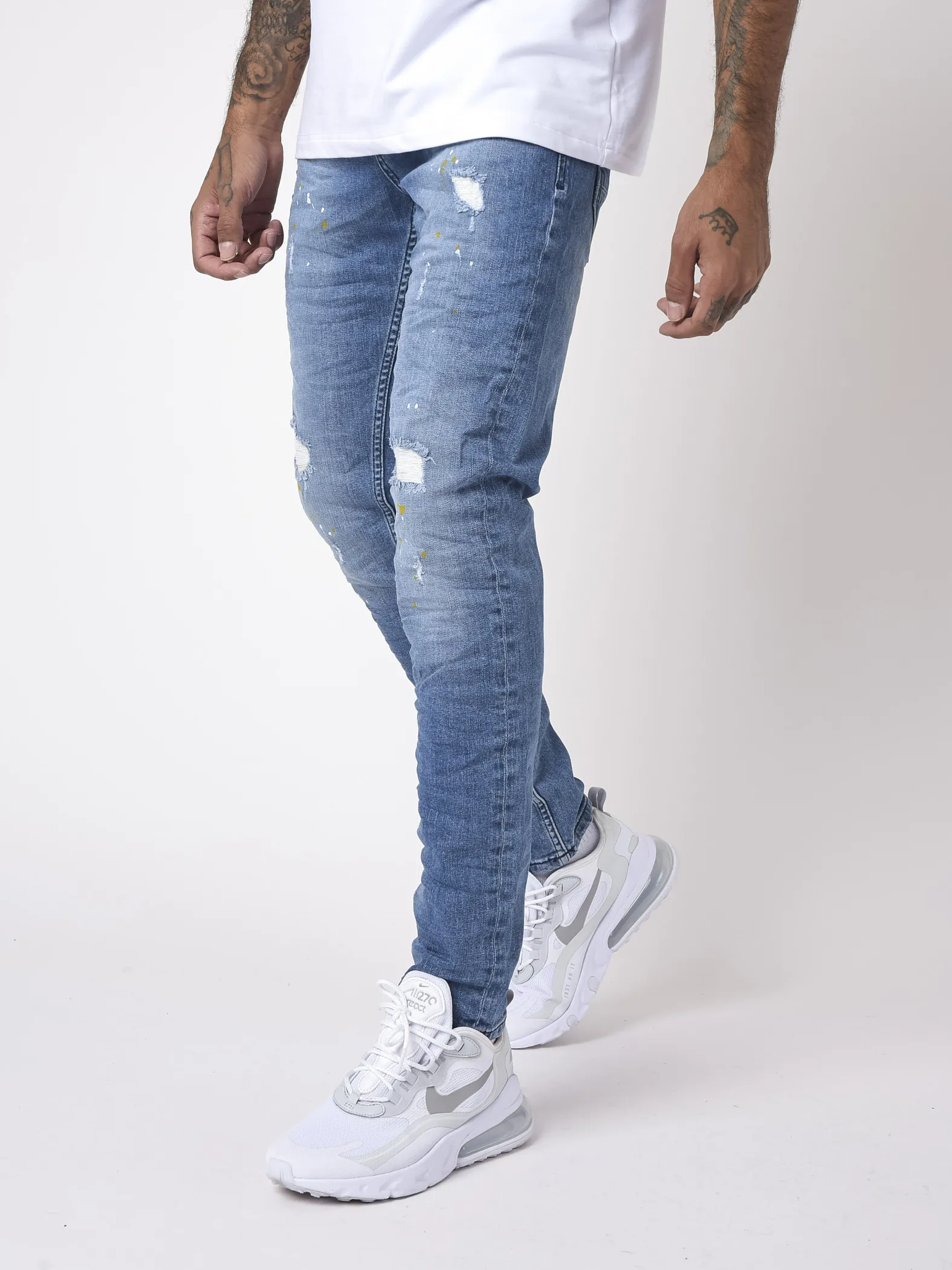 Jeans slim básicos azules desgastados y con efecto moteado