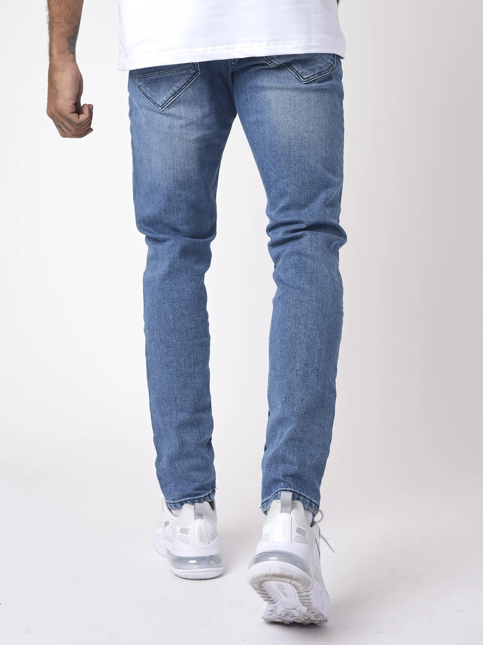 Jeans slim básicos azules desgastados y con efecto moteado