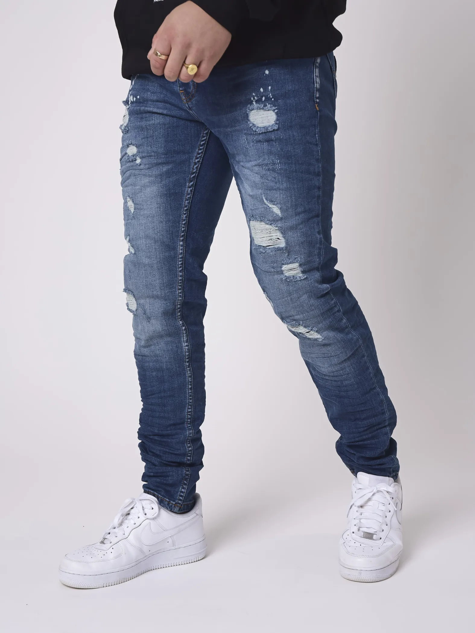 Jeans slim efecto desgastado azules con manchas de pintura