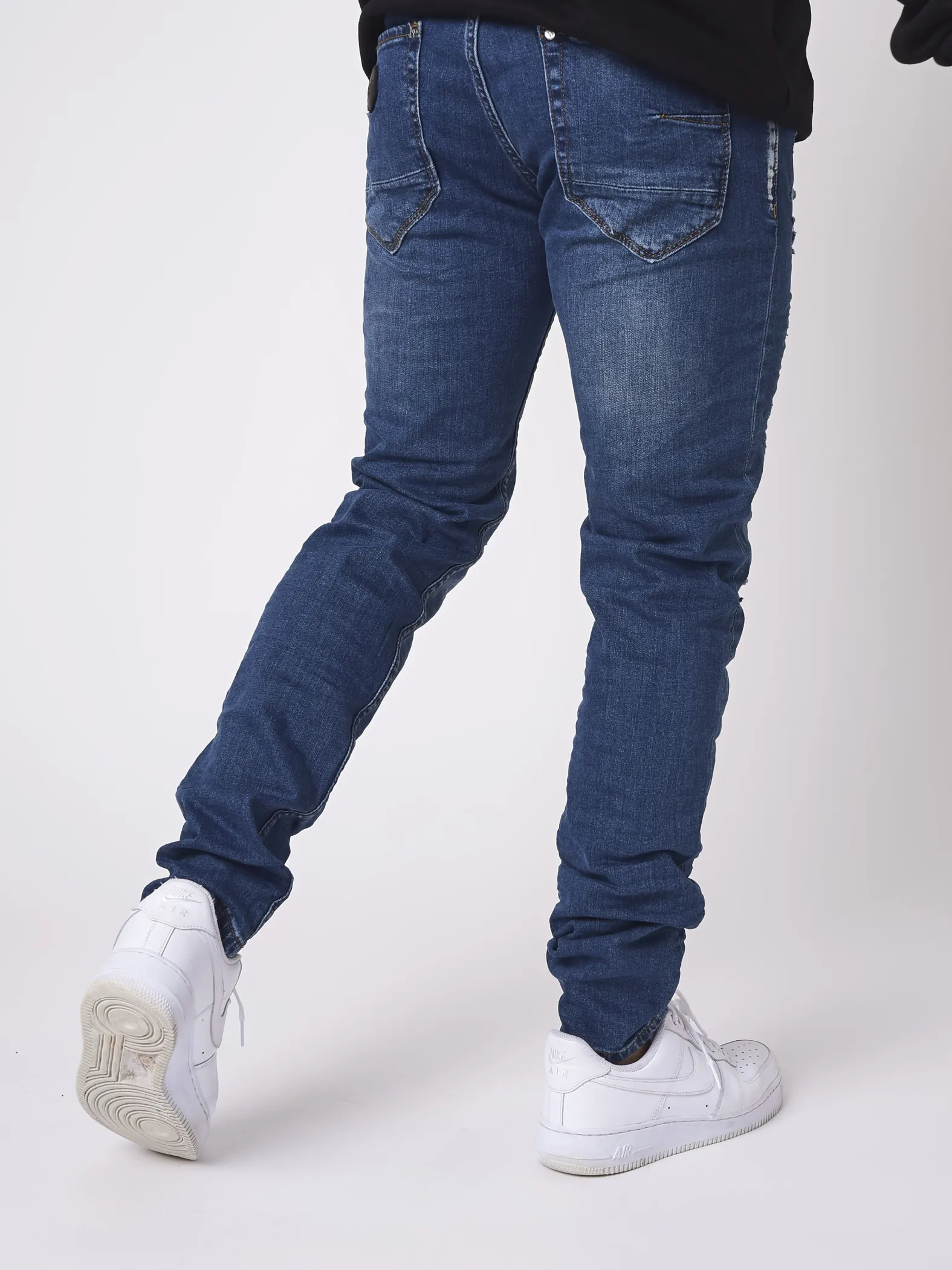 Jeans slim efecto desgastado azules con manchas de pintura